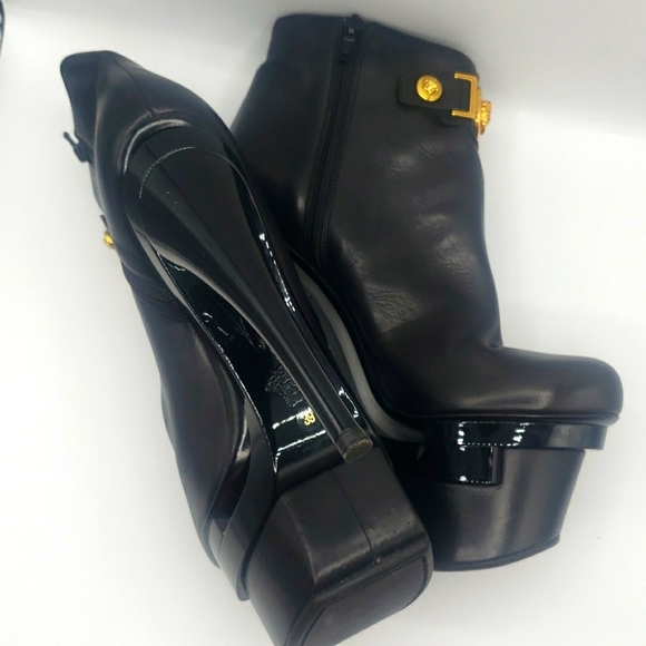 VERSACE BLACK LEATHER WITH GOLD JEWELRY SIZE 39 NEW CONDITION 100% AUTHENTIC - Picture 9 of 16